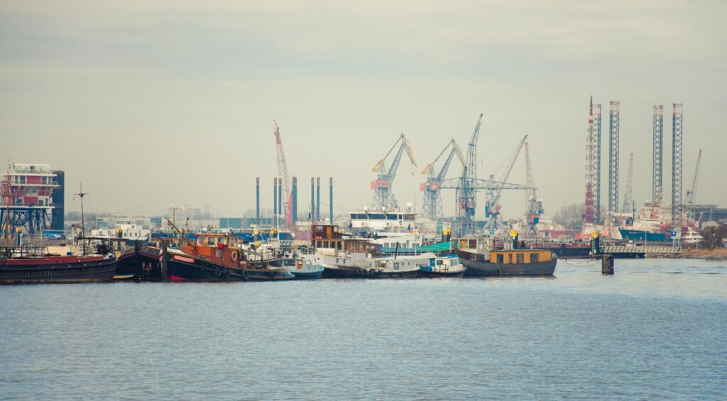 Bewoners van Westzaan en Zaandam klagen over lawaai van het aangemeerde schip in de haven van Amsterdam