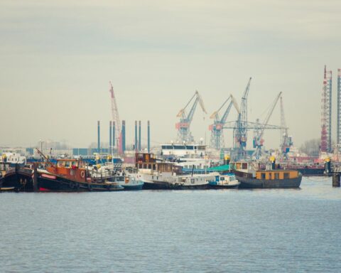Bewoners van Westzaan en Zaandam klagen over lawaai van het aangemeerde schip in de haven van Amsterdam