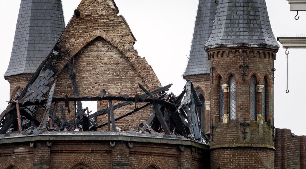 Bewoners wakker in Amsterdam: Vondelkerk grotendeels verwoest na brand die onder controle is