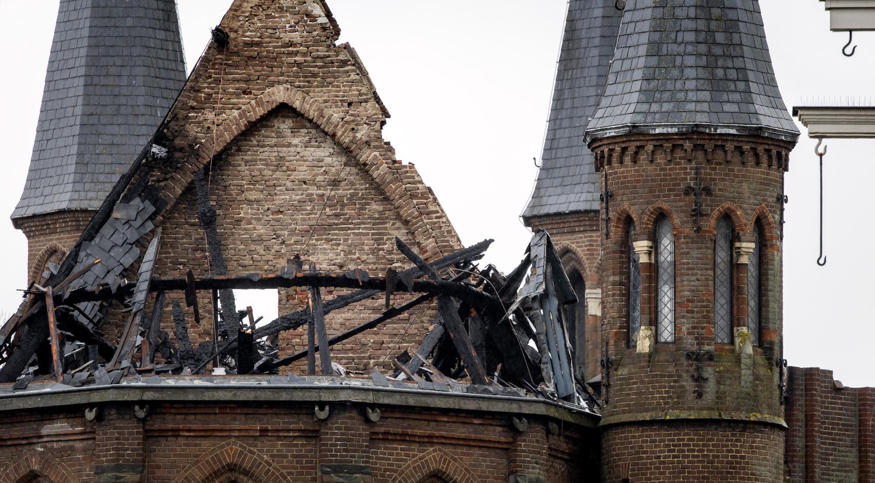 Bewoners wakker in Amsterdam: Vondelkerk grotendeels verwoest na brand die onder controle is