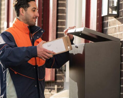 Bezorgers in Nederland worden online publiekelijk beschimd, wat privacyzorgen oproept