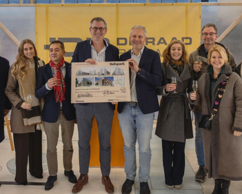 Bolspark in Nieuw-Vennep krijgt eerste 117 sociale huurwoningen na ondertekening overeenkomst