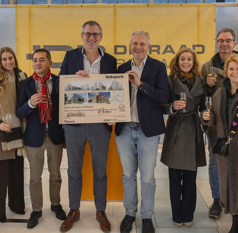 Bolspark in Nieuw-Vennep krijgt eerste 117 sociale huurwoningen na ondertekening overeenkomst