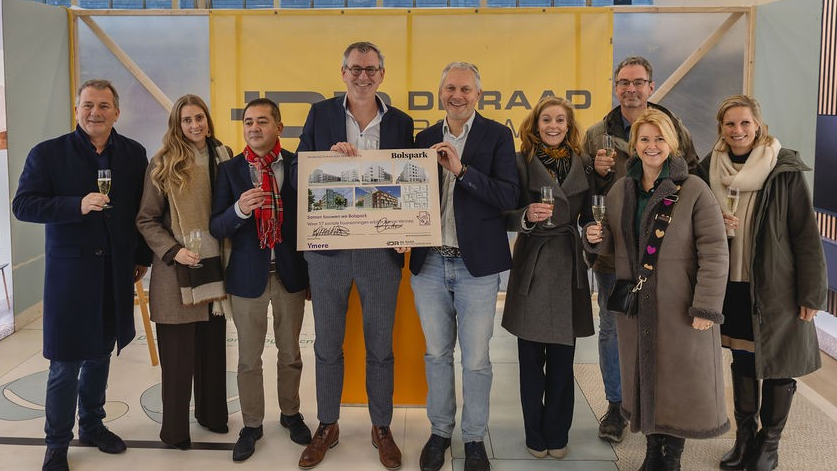 Bolspark in Nieuw-Vennep krijgt eerste 117 sociale huurwoningen na ondertekening overeenkomst