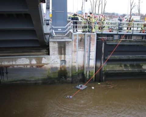 Brug in Gouda opent tijdens het rijden van auto, bestuurster komt om het leven