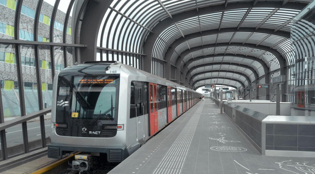 Budget voor de uitbreiding van de Noord-Zuidlijn in Amsterdam naar Schiphol tot €6 miljard tekort