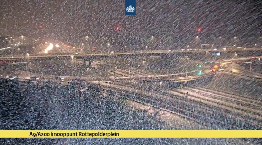 Code geel waarschuwing voor gladde wegen overal, behalve Zeeland; meerdere ongevallen in het noorden