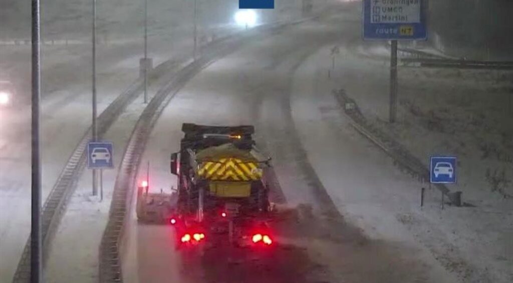 Code Oranje: Zware sneeuwval in het noorden; weggebruikers aangespoord om thuis te blijven