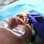 Commerciële tandartspraktijken zetten ouderen onder druk met ongewenste zorgbezoeken