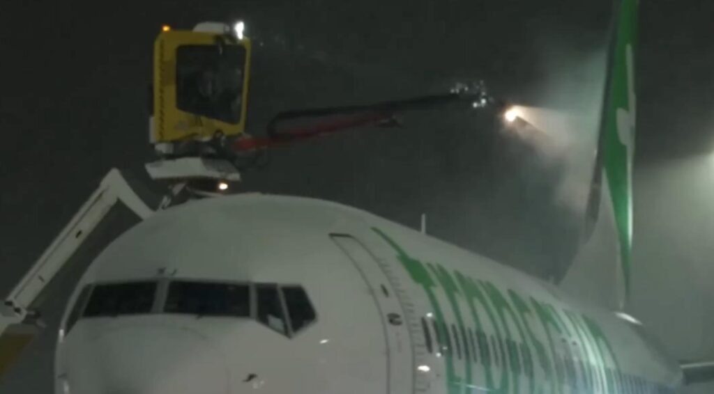 De-icing operaties in gevaar op Schiphol: 585 vluchten geannuleerd, 325 vertraagd