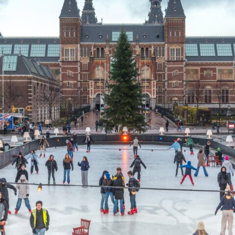 De meeste Nederlandse ijsbanen negeren helmadvies van de nationale sportraad