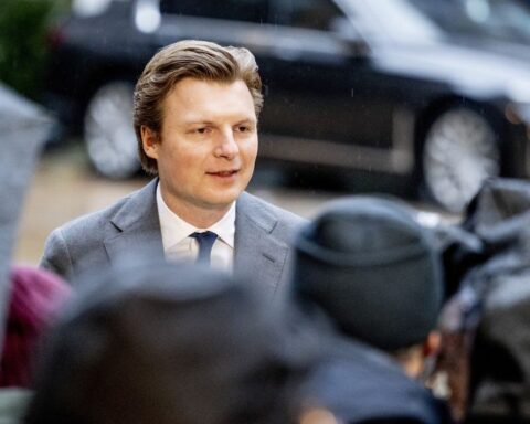 Defensieminister Brekelmans biedt excuses aan in Hawija voor bombardement