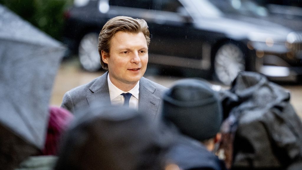 Defensieminister Brekelmans biedt excuses aan in Hawija voor bombardement