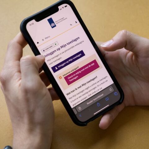Dienst Toeslagen verstrekt opzettelijk geen informatie aan slachtoffers van toeslagenaffaire