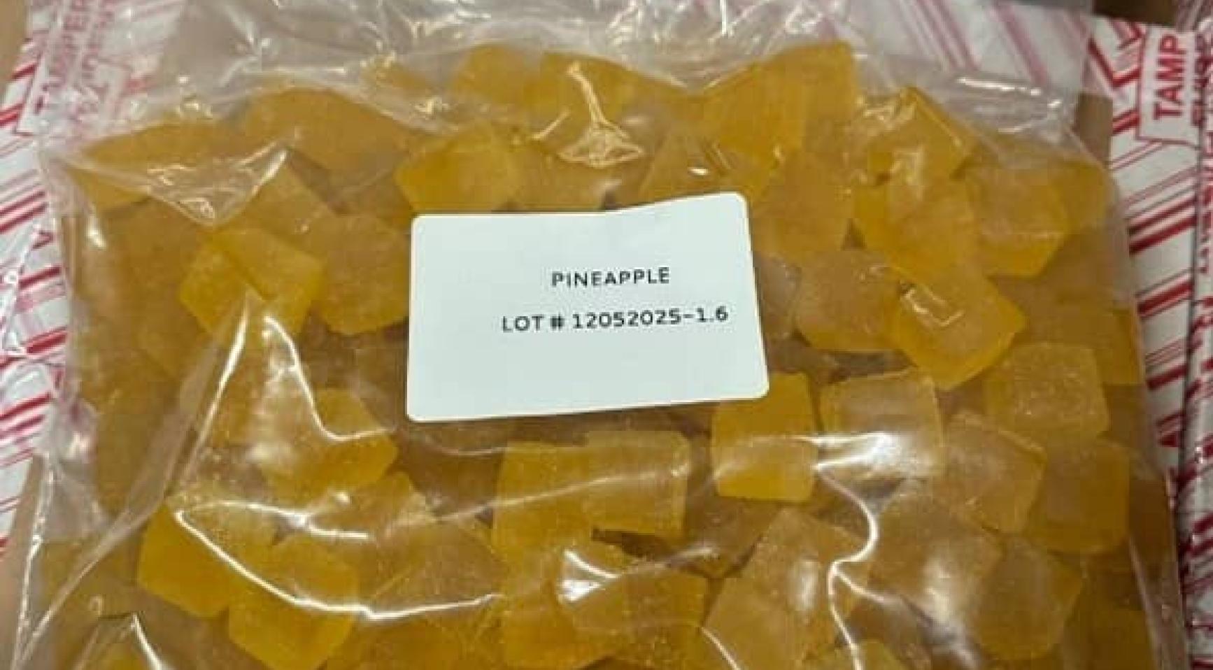 Douane onderschept 3.200 kilogram THC-houdende winegums en honing op Schiphol