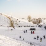 Drukte door sneeuwliefhebbers bij Gulbergen in Brabant, politie sluit toegangsweg af