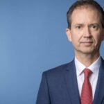 Eddy van Hijum treedt af als NSC-leider na verkiezingsverlies; partij pauzeert keuze leiderschap