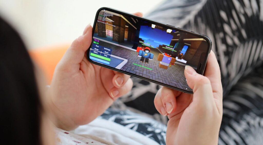 Enquête: 1 op de 7 Nederlandse ouders meldt dat hun kind te maken had met grooming of schadelijk contact op Roblox