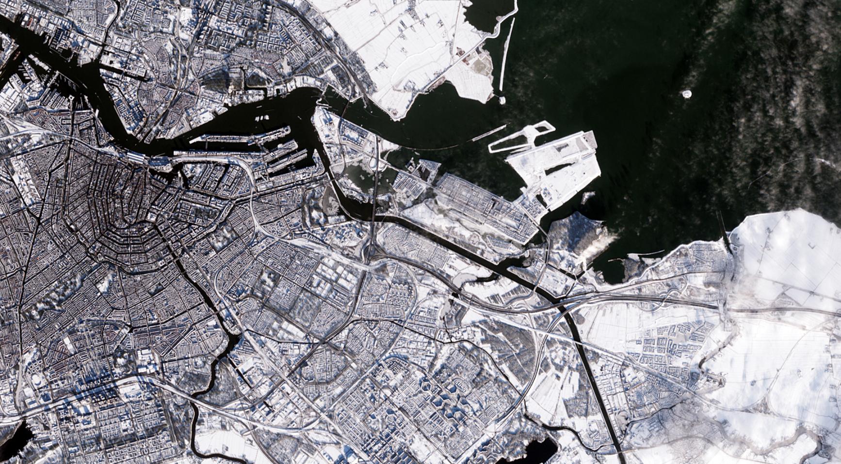 Europese ruimtevaartorganisatie legt sneeuwbedekt Amsterdam vast vanuit de ruimte