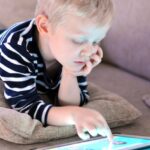 Experts waarschuwen dat verhogen van de minimumleeftijd voor sociale media mogelijk geen betere veiligheid voor jongeren garandeert