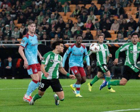 Feyenoord verliest met 2-1 van Real Betis en verlaat de Europa League