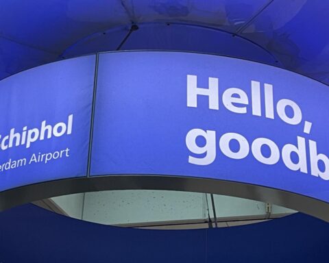 Geen gestrande passagiers op Schiphol; twee vluchten geannuleerd, meer dan 40 vertraagd