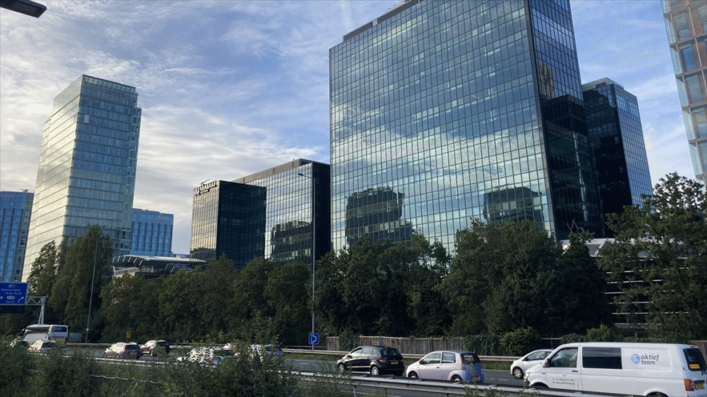 Gemeente Amsterdam past kantorenbeleid aan om leegstand en veranderende werkstructuren aan te pakken