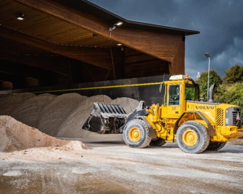 Gemeenten kampen met zouttekorten; evenementen afgelast door sneeuw
