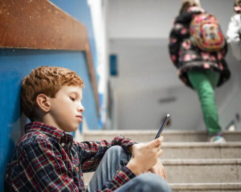 Gewelddadige video's van tieners die elkaar mishandelen verspreiden zich op 62% van de Nederlandse middelbare scholen