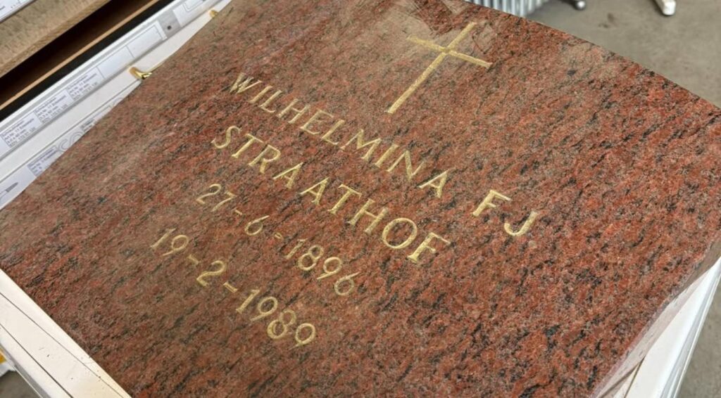 Grafsteen achtergelaten bij kringloopwinkel in Aalsmeer, eigenaar zoekt nabestaanden