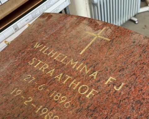 Grafsteen overhandigd bij kringloop in Aalsmeer, eigenaar zoekt familie van overleden vrouw