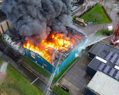 Grote brand in Noord-Scharwoude; asbest en zonnepanelen in rook verspreid