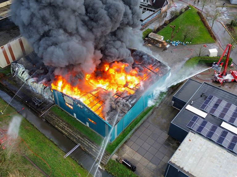 Grote brand in Noord-Scharwoude, veiligheidsregio waarschuwt voor asbest in rook