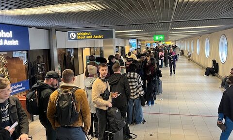 Honderden geannuleerde vluchten veroorzaken lange wachttijden op Schiphol