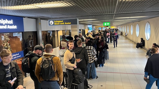 Honderden geannuleerde vluchten veroorzaken lange wachttijden op Schiphol