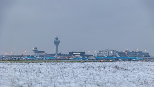 Honderden vluchten vanaf Schiphol vertraagd of geannuleerd door sneeuwval