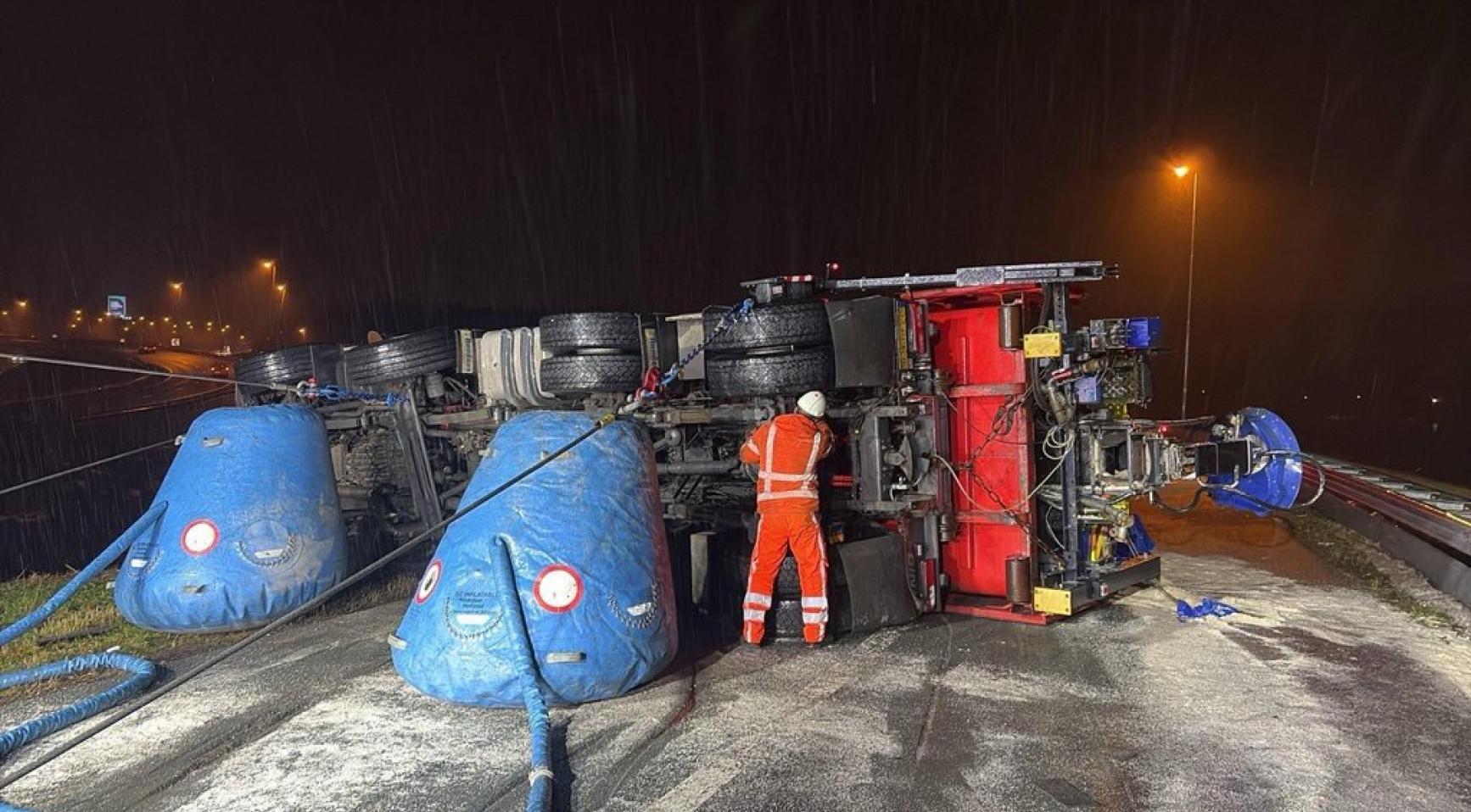 IJsachtige wegen: meerdere ongevallen op snelwegen; strooiwagen kantelt op A59