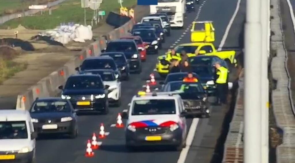 IJsachtige wegen veroorzaken meerdere auto-ongelukken in Groningen, Drenthe, Friesland