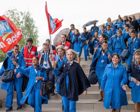 KLM en cabinepersoneel sluiten tweejarig sociaal akkoord na positieve stemming