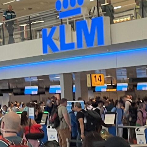 KLM ondervindt problemen bij het omboeken van passagiers na annuleringen van vluchten naar het Midden-Oosten