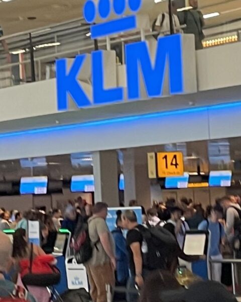 KLM ondervindt problemen bij het omboeken van passagiers na annuleringen van vluchten naar het Midden-Oosten