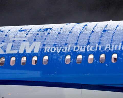 KLM waarschuwt voor meer "onzekerheid" op Schiphol; winterannuleringen treffen 300.000 reizigers