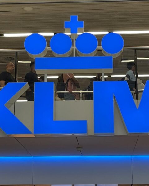 KLM waarschuwt voor oplichters die passagiers benaderen met valse compensatieberichten