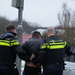 Man en vrouw vechten met politie na auto-ongeluk in Hulten, agent gewond geraakt