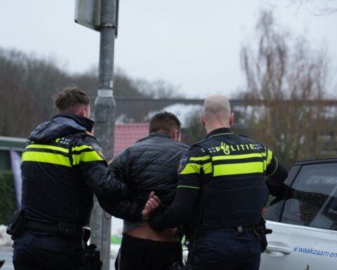 Man en vrouw vechten met politie na auto-ongeluk in Hulten, agent gewond geraakt