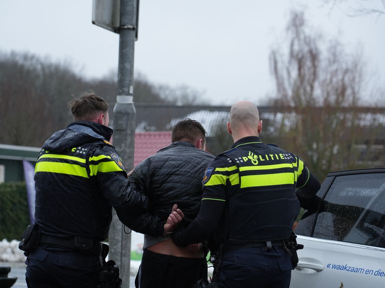 Man en vrouw vechten met politie na auto-ongeluk in Hulten, agent gewond geraakt