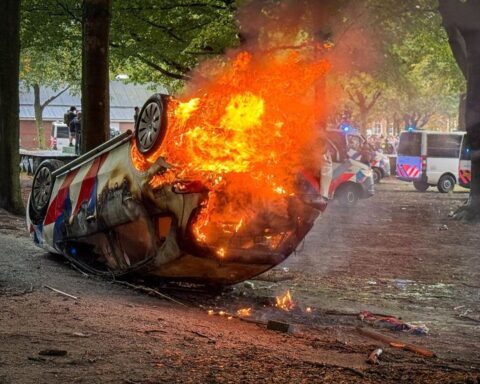 Man krijgt acht maanden celstraf voor vuurwerkgooien in politieauto tijdens rellen op Malieveld