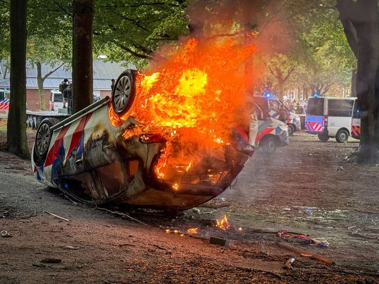 Man krijgt acht maanden celstraf voor vuurwerkgooien in politieauto tijdens rellen op Malieveld