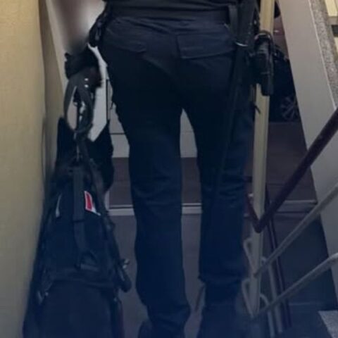 Man probeert politiehond te wurgen tijdens inval in Rotterdam