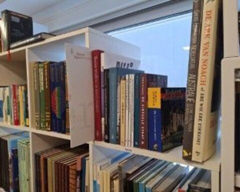 Map met contactgegevens van Eerste Kamerleden uit 2016 ontdekt in kringloopwinkel in Bolsward